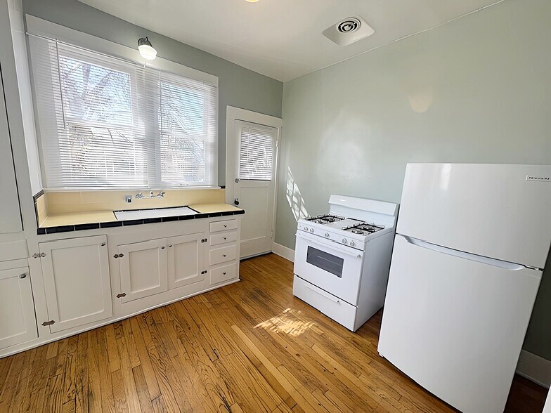 Building Photo - 925 Marview Ave