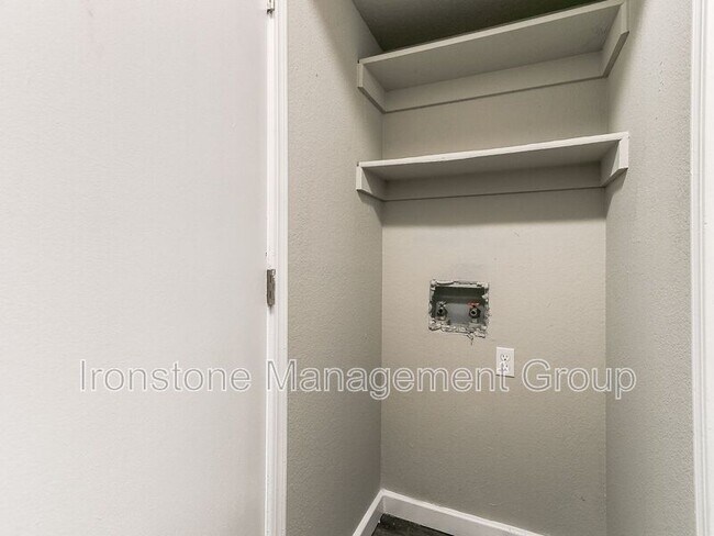 Building Photo - 1113 W Fulton St