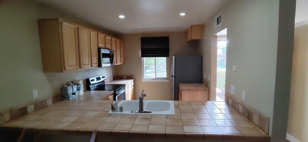 Kitchen view from living room - 250 Parkside Gln