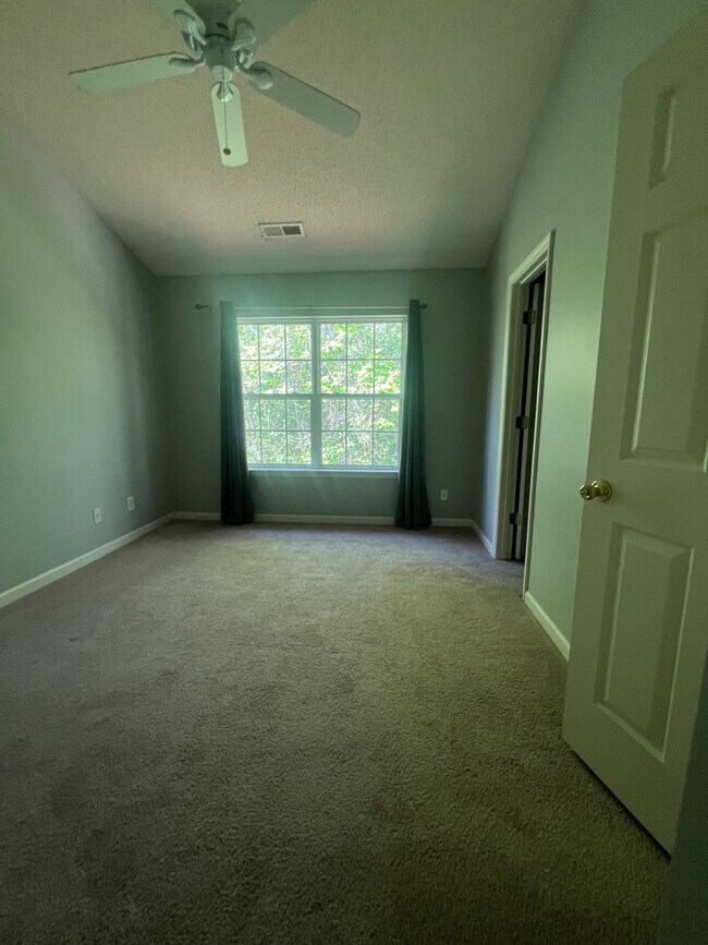 Building Photo - 12 Tannenbaum Cir