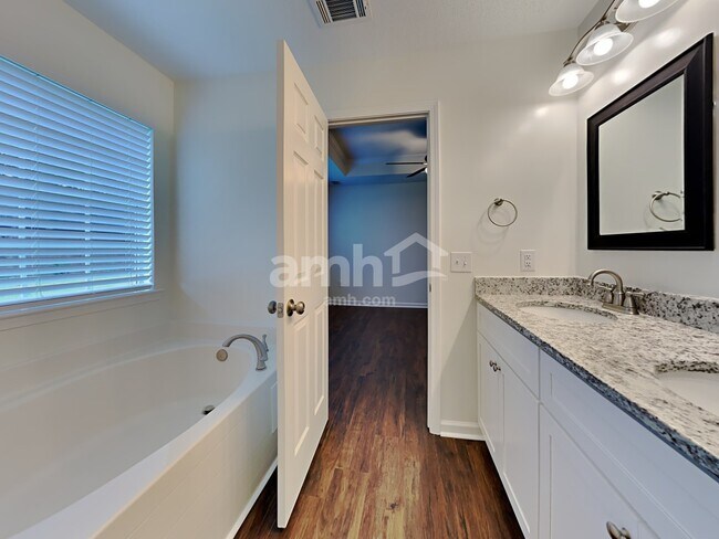 Building Photo - 61 Carlisle Ln