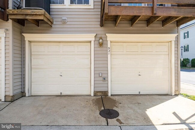 Building Photo - 921 Harrison Cir