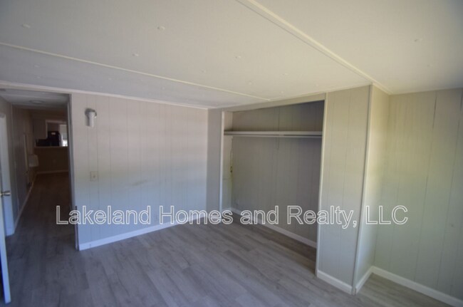 Building Photo - 4053 Bay Ave SE