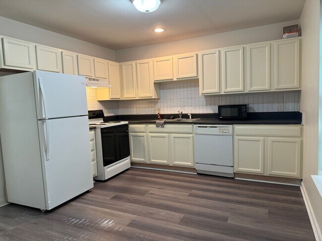 Building Photo - Amazing Location Near Downtown and NC Stat...