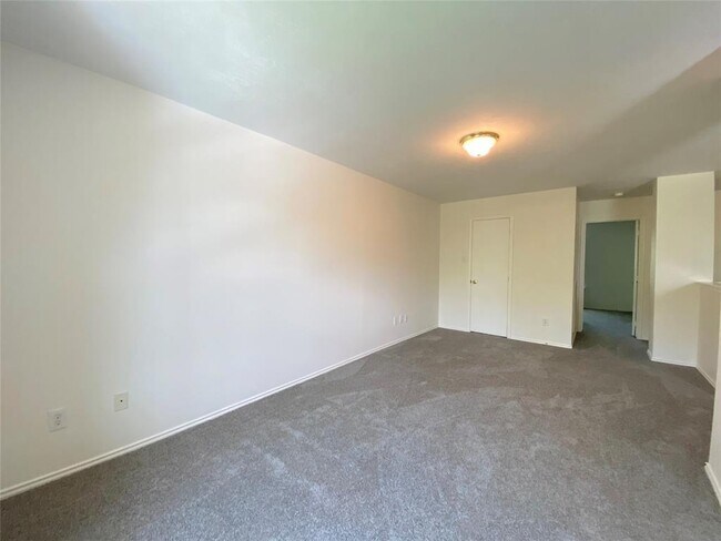 Building Photo - 3303 Bent Spring Ct