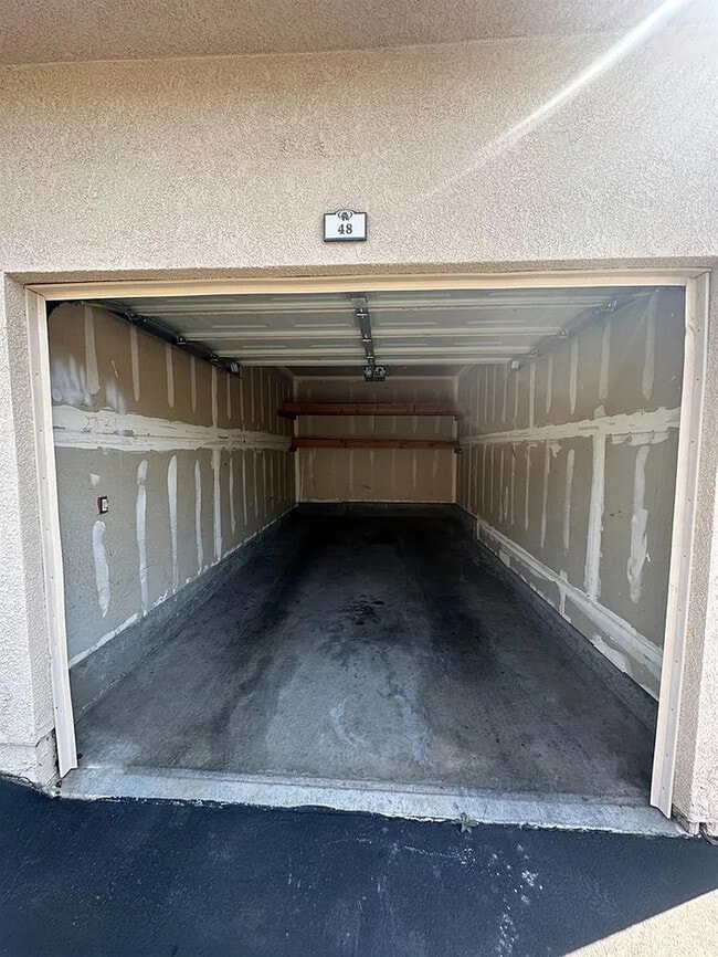 Building Photo - Beautiful 2 Bedroom 2 Bathroom in Roseville!