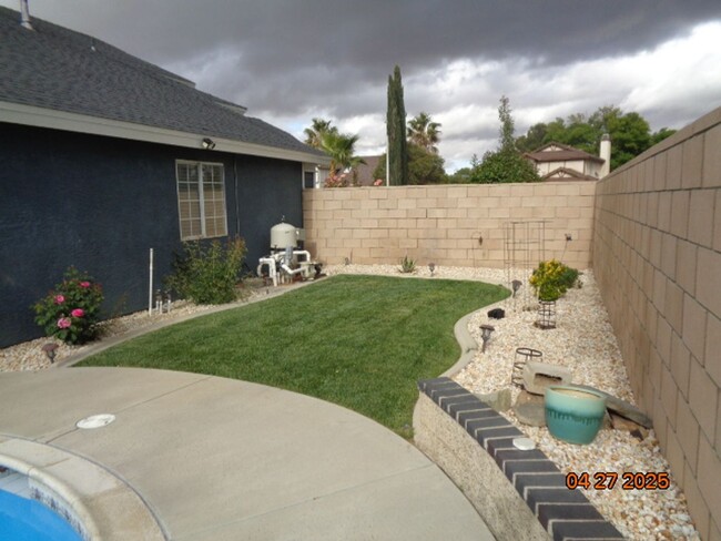 Building Photo - East Lancaster Pool Home