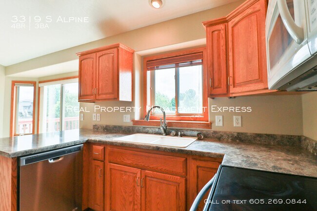 Building Photo - Perfect 4 bedroom 3 bathroom home 2200 sq ft!