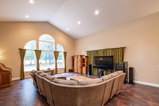 Building Photo - Must See in Bartel’s Canyon View Estates!