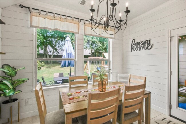 Building Photo - 913 Freesia Dr