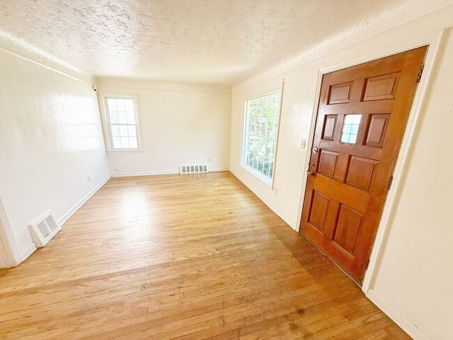 Building Photo - 3 BED 1 BATH BEAUTIFUL SINGLE FAMILY HOME ...