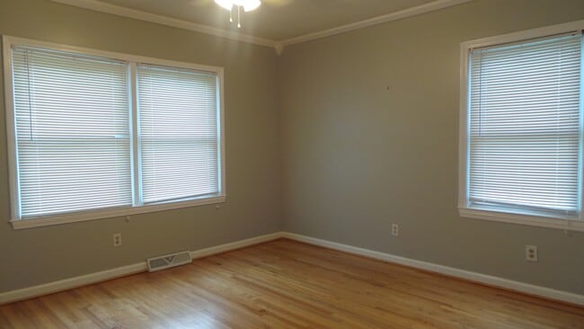 Building Photo - ~~~ Charming AND Convenient ~~~