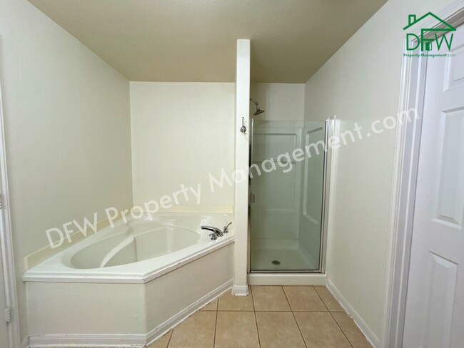 Building Photo - 10009 Iron Ridge Dr