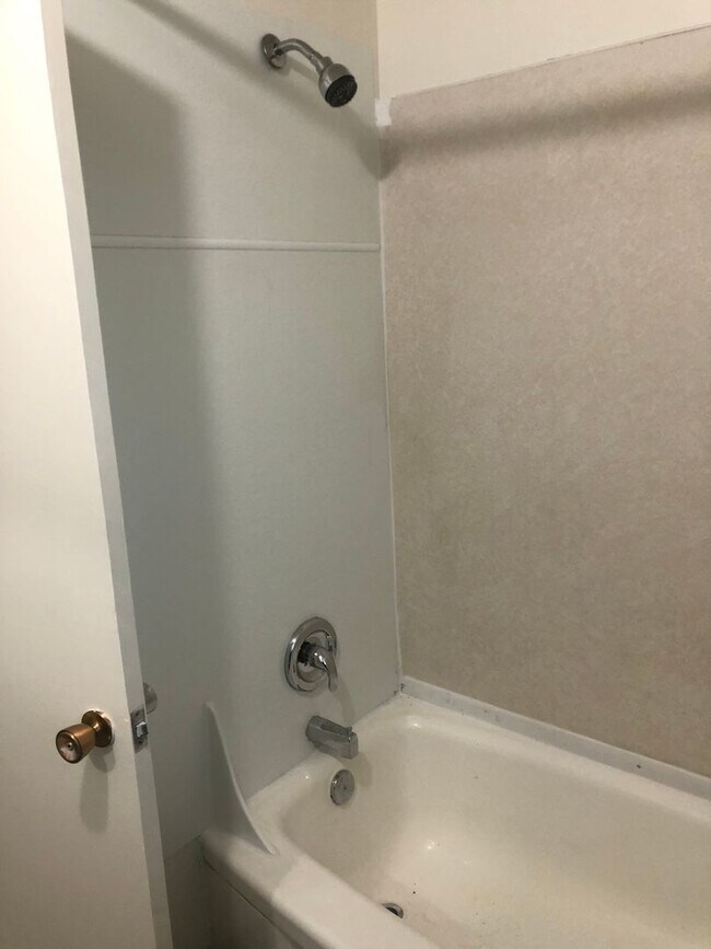 Building Photo - Large upstairs 2 bedroom apartment!