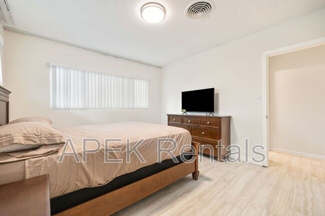 Building Photo - 1425 Vía Soledad