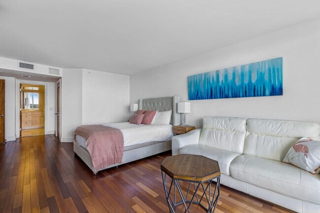 Building Photo - 1717 N Bayshore Dr