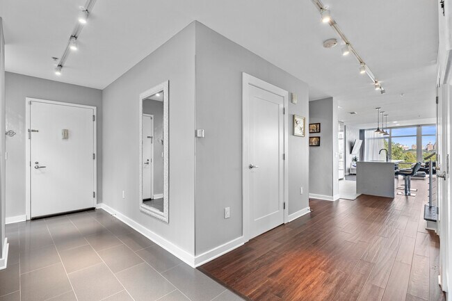 Building Photo - 100 Thompson Ln