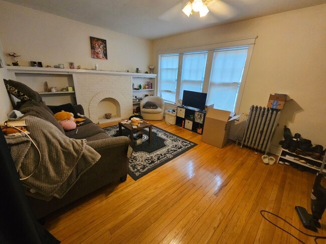 Building Photo - Lovely and Very Large Ravenswood Manor 1 BR