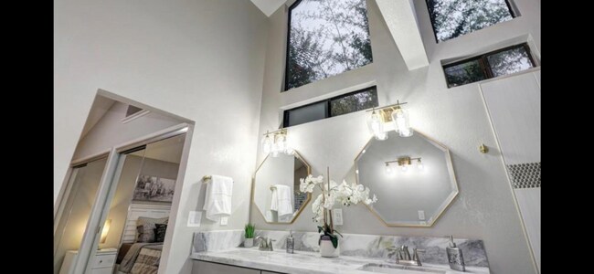 Building Photo - Spacious and beautiful 3 bedroom 2 bath ho...