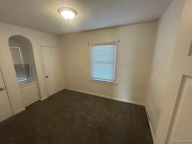 Building Photo - ELEGANT APT HOME