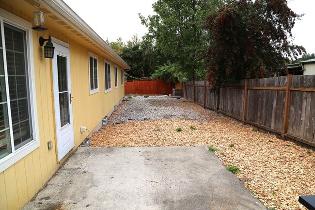 Building Photo - Single Level 4 bed 2 bath home