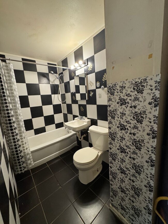 Building Photo - Ready to rent on 8/6/2025 2/1 separate dup...
