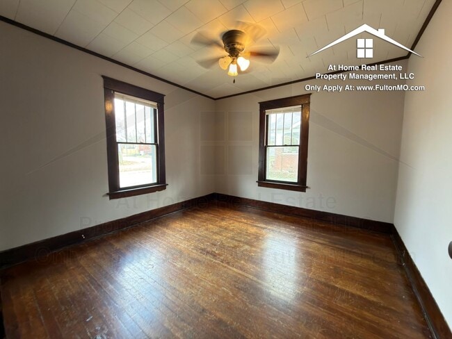 Building Photo - 302 W 6th St