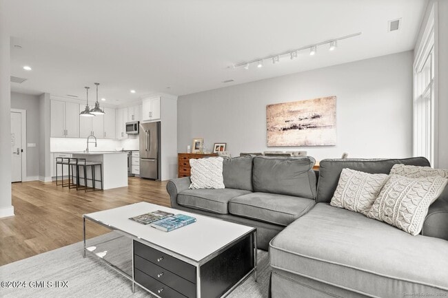 Building Photo - 1381 E Putnam Ave