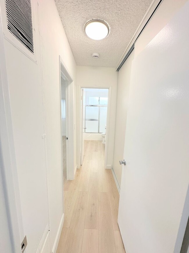 Building Photo - Highly updated 1bd/1ba in Canoga Park, Chatsworth adjacent! Parking included