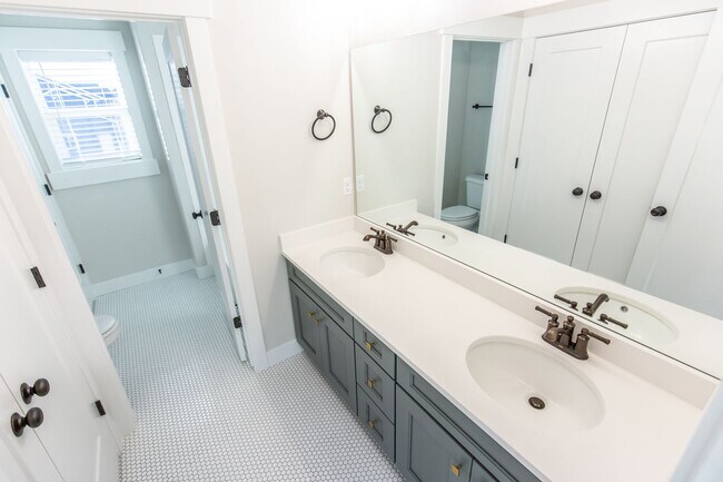 Building Photo - 1148 N Highpass Dr