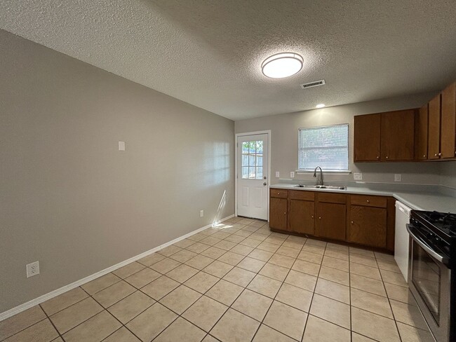 Building Photo - Minutes from Downtown Rogers – 2 Bed Apart...