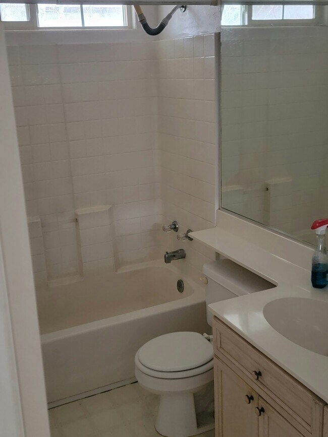 Building Photo - 5122 W 11th St