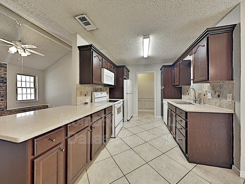 Building Photo - 2510 Valley View Dr