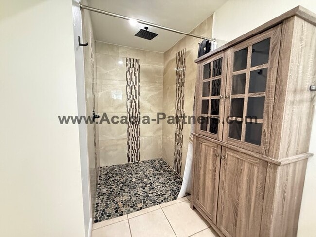 Building Photo - Three Bedroom Home