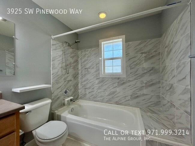 Building Photo - 3925 SW Pinewood Way