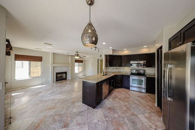 Building Photo - Stunning 3 bedroom, 2.5 bathroom Gold Cour...