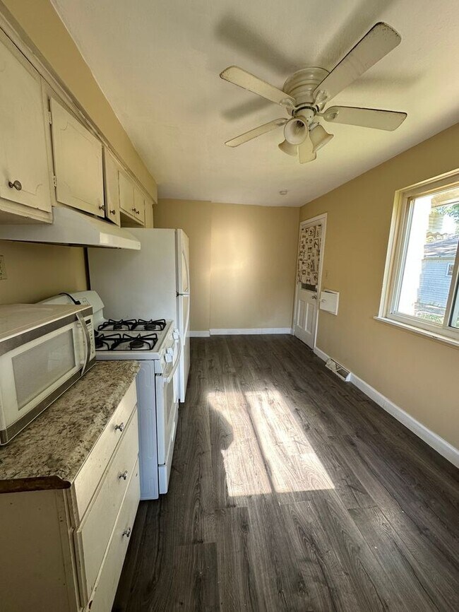 Building Photo - 8137-8137 Reed Ave