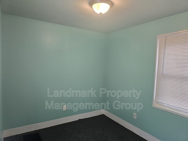 Building Photo - 15205 Maplewood Ave