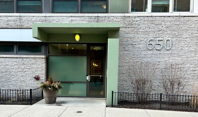 Building Photo - 650 W Wayman St