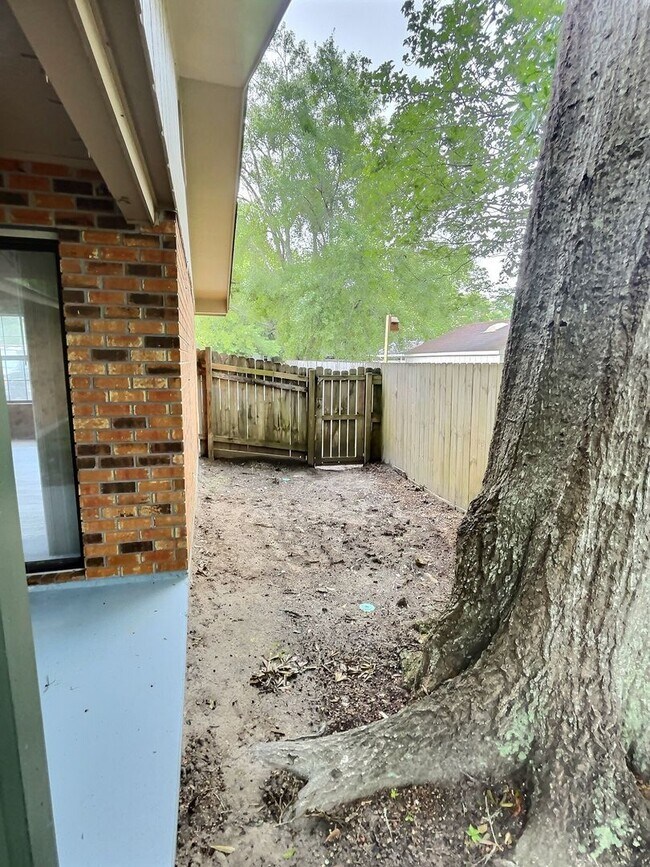 Building Photo - 1109 Hickory Dr