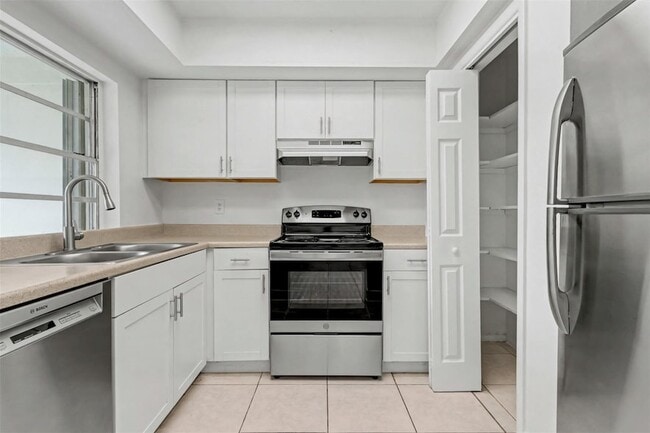 Building Photo - 6821-6825 NW 11th Place Unit 6825