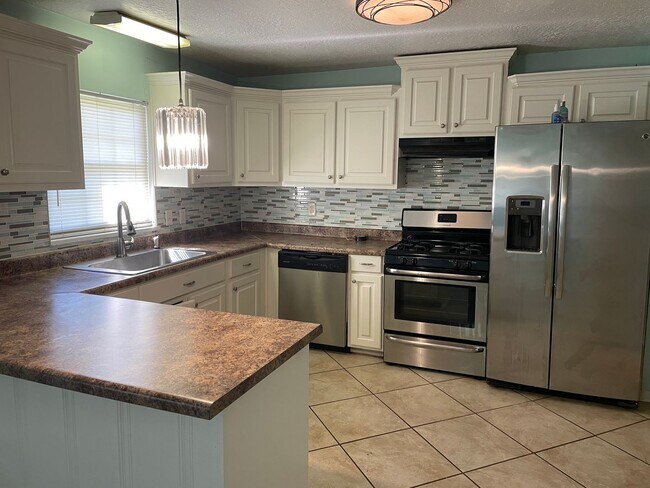 Building Photo - 4 bed 2.5 bath