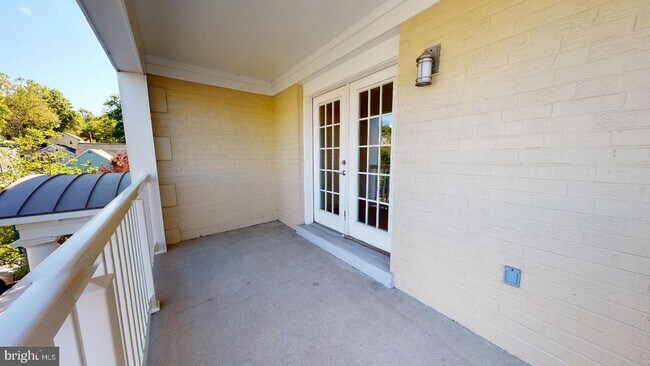 Building Photo - 4067 S Four Mile Run Dr