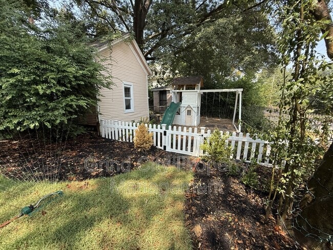 Building Photo - 653 Anderson St