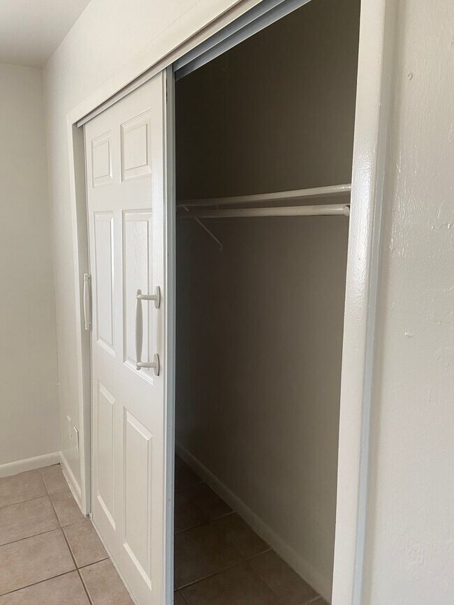 Building Photo - 2 Bedrooms 1 Bath Duplex