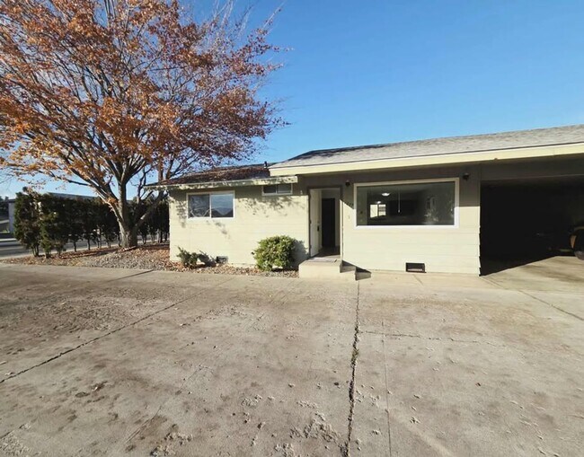 Building Photo - 1037/1039 Eastmont Ave. Duplex