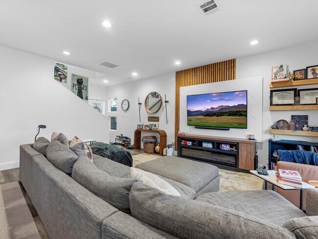 Building Photo - 2222 Wavell St