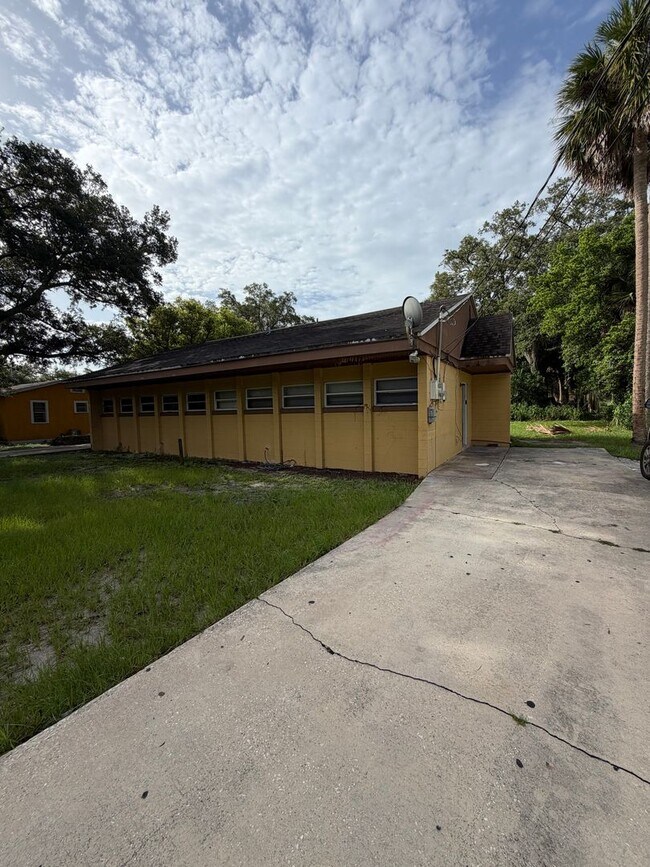 Building Photo - Simple & small 2BR Duplex