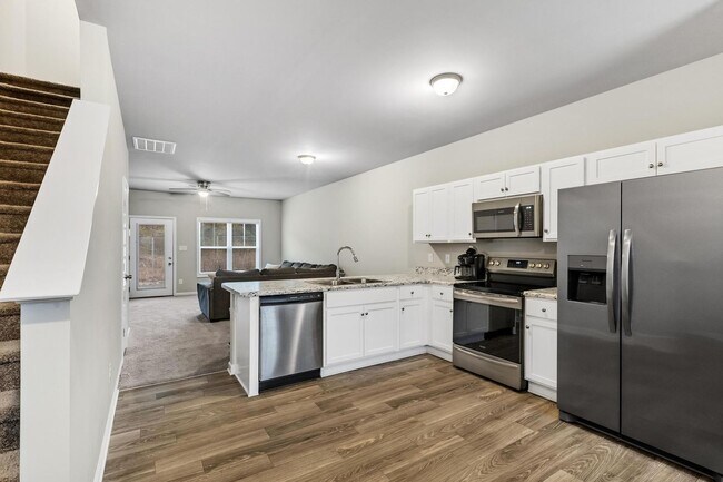 Building Photo - Furnished rental available now!!