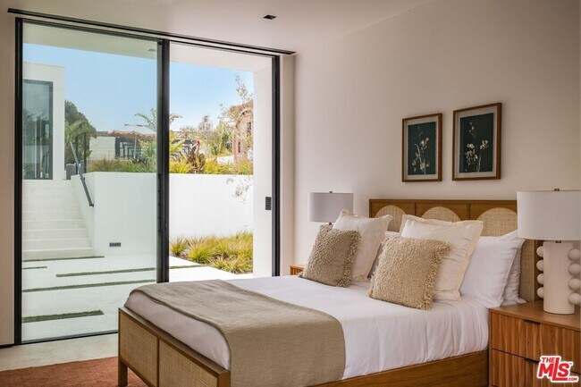 Building Photo - 6889 Dume Dr